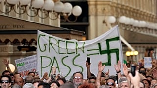 Участники акции протеста против "зелёного пропуска" в Милане, 24 июля 2021 г.