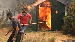Μάχη με τις φλόγες από την πυρκαγιά στη βόρεια Αττική