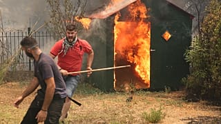 Μάχη με τις φλόγες από την πυρκαγιά στη βόρεια Αττική