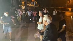 Halk TV'nin canlı yayınını basan gruptan bir kişi eline şişe alarak gazeteci Murat Ağırel'e saldırdı.