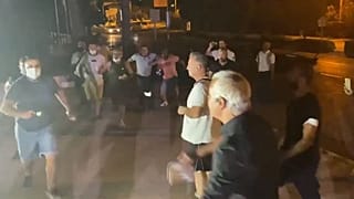 Halk TV'nin canlı yayınını basan gruptan bir kişi eline şişe alarak gazeteci Murat Ağırel'e saldırdı.