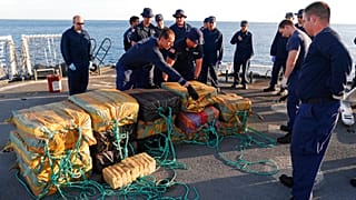 يجمع طاقم قاطع خفر السواحل الأمريكي ستراتون بالات من الكوكايين تم الاستيلاء عليها من قارب صيد صغير-2017