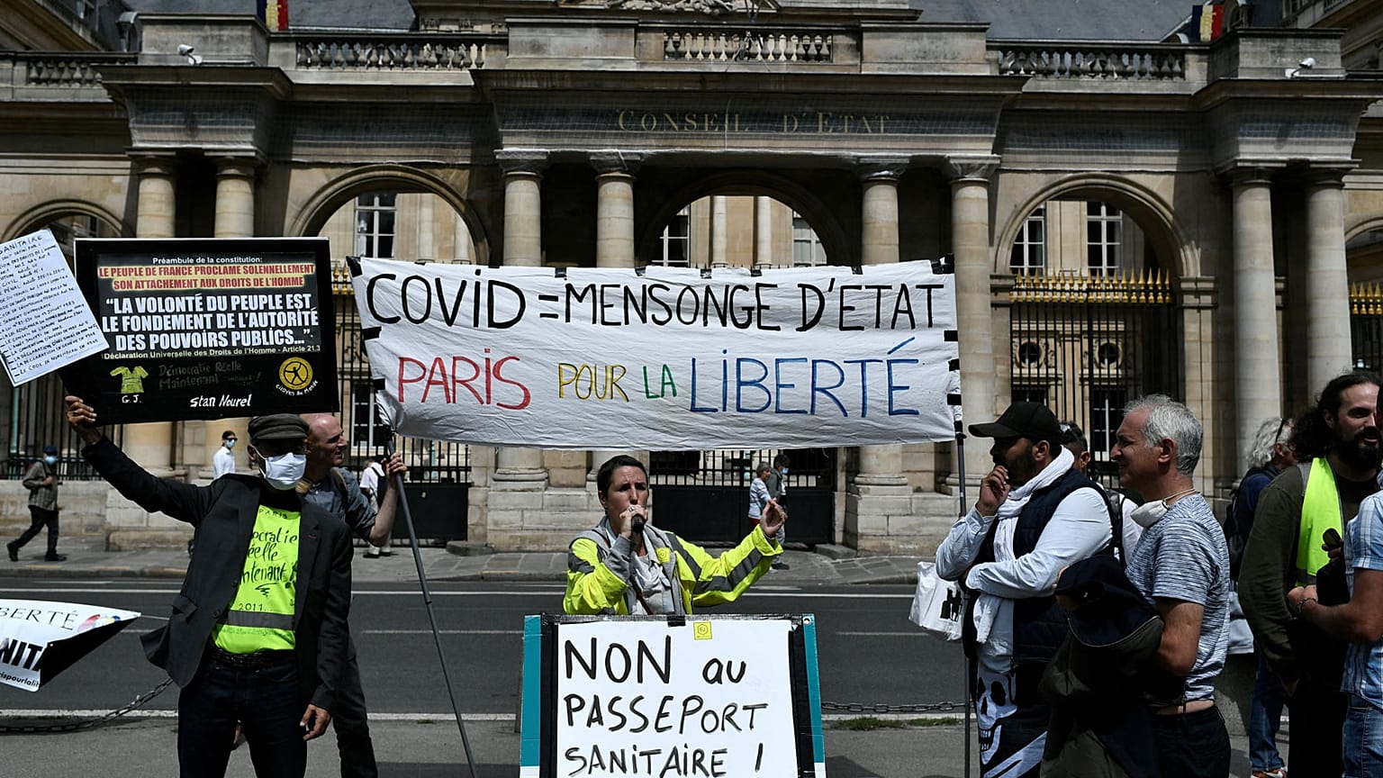 Les opposants sont descendus dans la rue dès l'annonce de la décision du Conseil constitutionnel