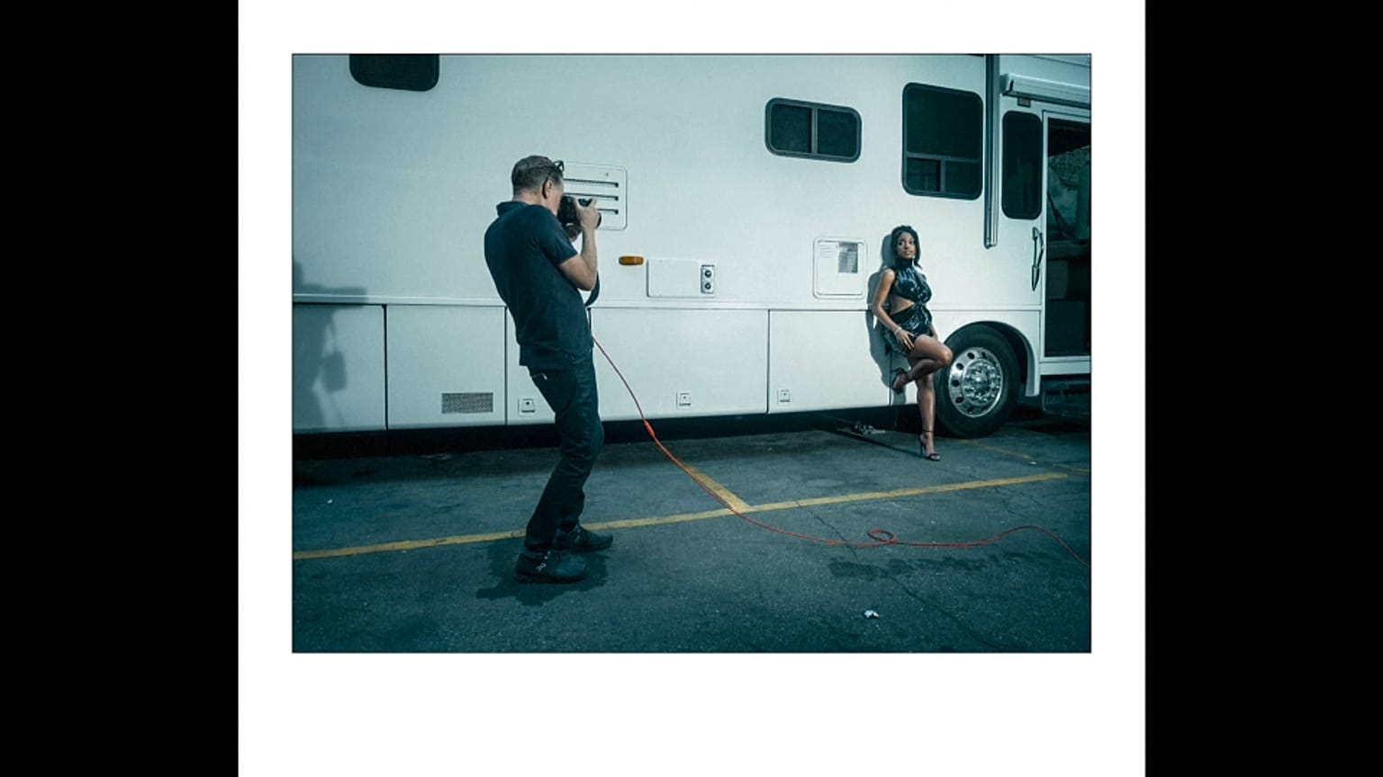 Bryan Adams fotografiert für den Pirelli-Kalender 2022