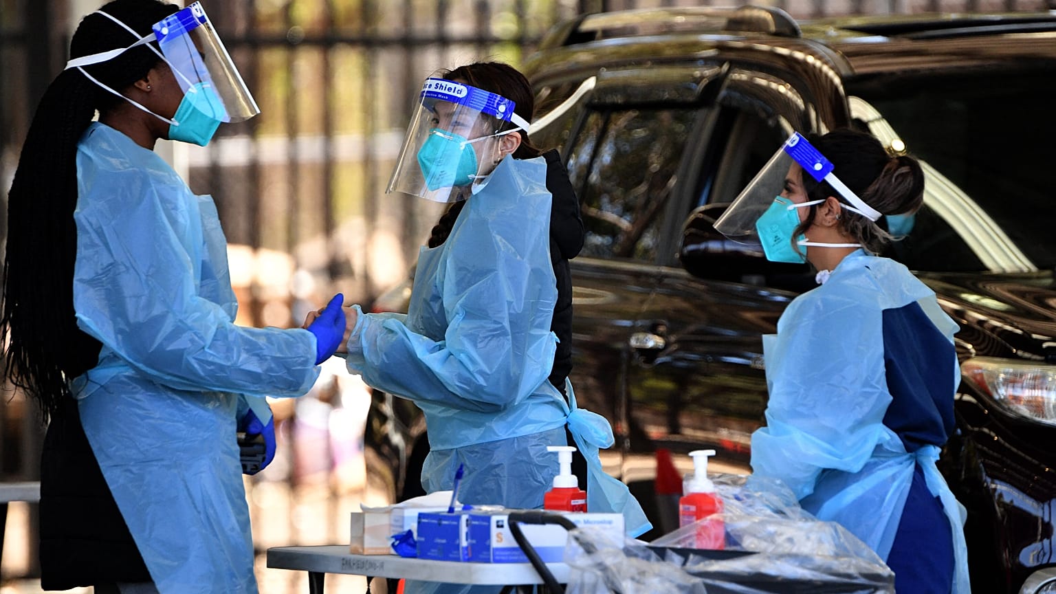  عاملون في القطاع الصحي يحصلون على عينات مسحة من السكان في عيادة اختيار كوفيد -19  بالسيارة - 28 تموز /  يوليو 2021