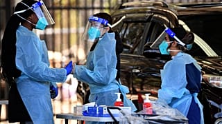 عاملون في القطاع الصحي يحصلون على عينات مسحة من السكان في عيادة اختيار كوفيد -19 بالسيارة - 28 تموز / يوليو 2021