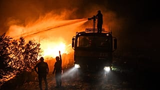 Antalya'nın Manavgat ilçesinde orman yangınına müdahale eden itfaiye erleri