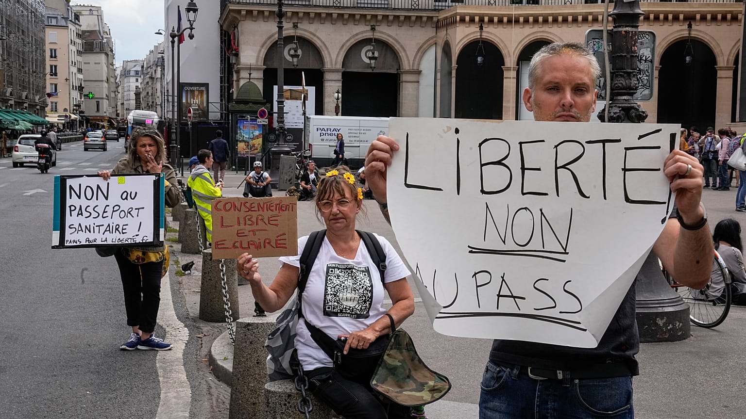 Freiheit statt Gesundheitspass fordern die Demonstrant:innen in Paris