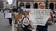Freiheit statt Gesundheitspass fordern die Demonstrant:innen in Paris