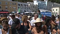 Touristen warten auf die Fahrt zur Blaue Grotte
