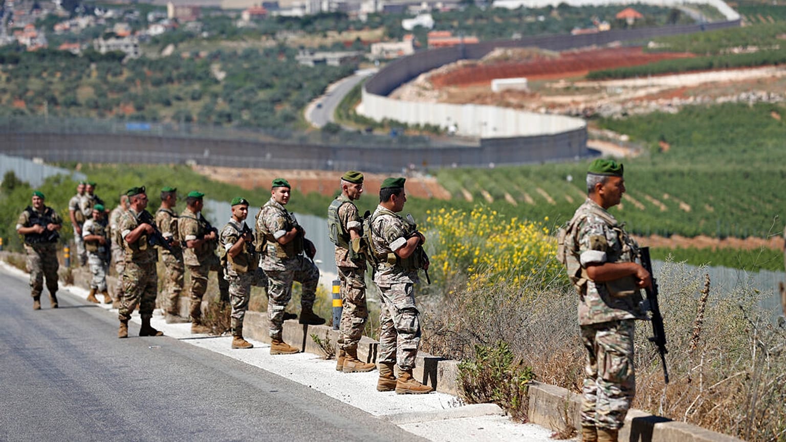 جنود من الجيش اللبناني ينتشرون على الجانب اللبناني من الحدود اللبنانية الإسرائيلية في قرية كفركلا الجنوبية، لبنان، مايو 2021