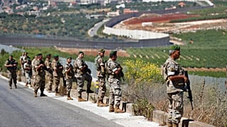 جنود من الجيش اللبناني ينتشرون على الجانب اللبناني من الحدود اللبنانية الإسرائيلية في قرية كفركلا الجنوبية، لبنان، مايو 2021