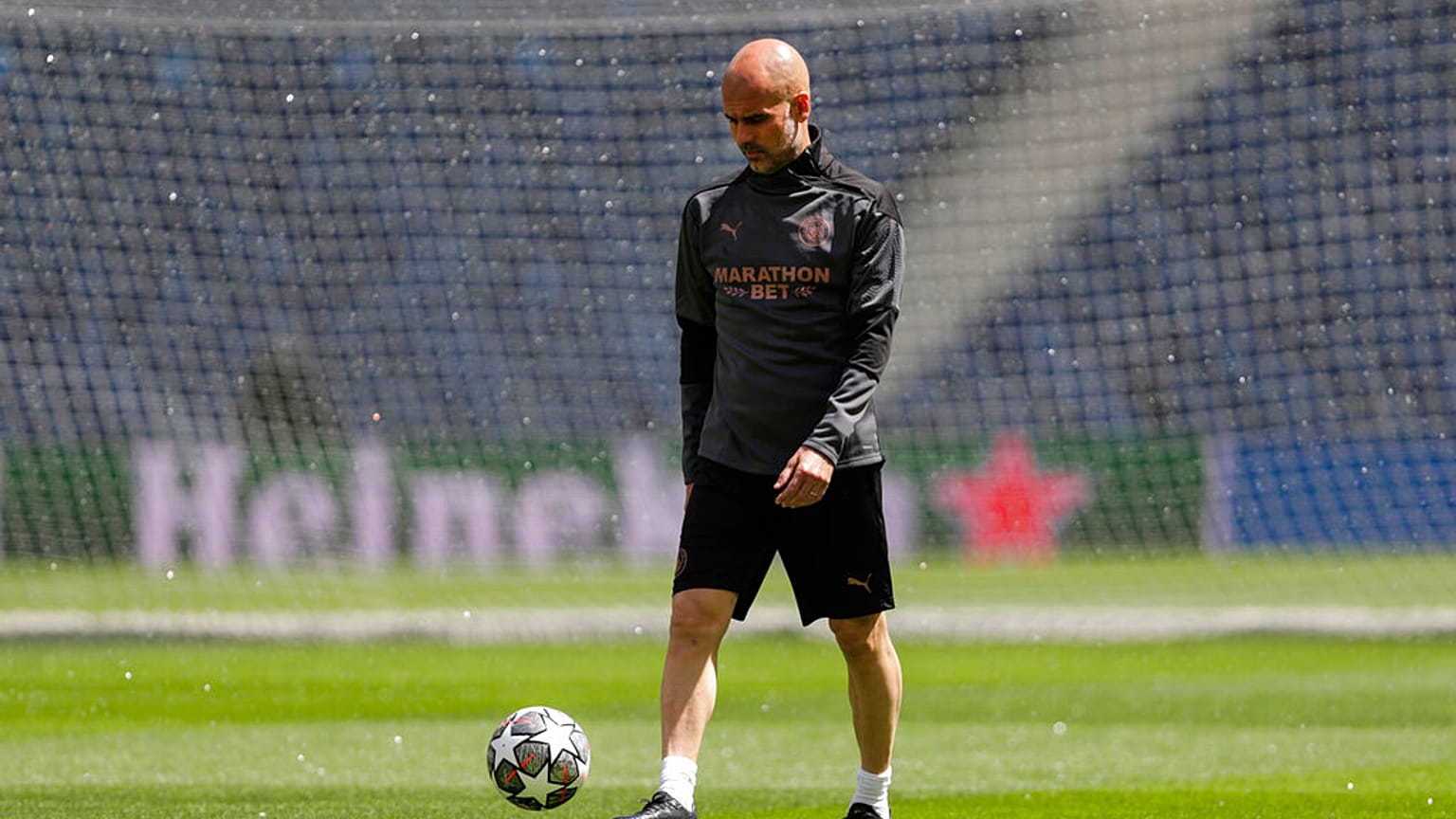 بيب جوارديولا، المدير الفني لمانشستر سيتي، قبل المباراة النهائية لدوري أبطال أوروبا على ملعب دراجاو في بورتو، البرتغال، 28 مايو، 2021.
