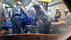 Rettungskräfte evakuieren Verletzte am Seijogakuen-Bahnhof