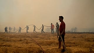 El fuego arrasa terreno y viviendas en Grecia y Turquía 