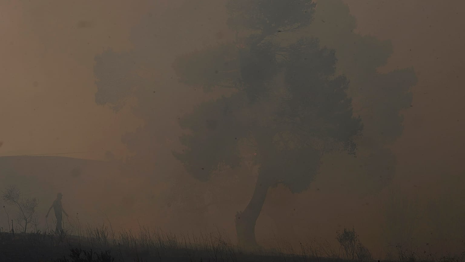 Εθελοντής στη μάχη της κατάσβεσης της φωτιάς στον Άγιο Στέφανο Αττικής