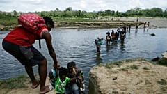 Flüchtlinge am Rio Tuquesa im "Darien Gap" in Panama