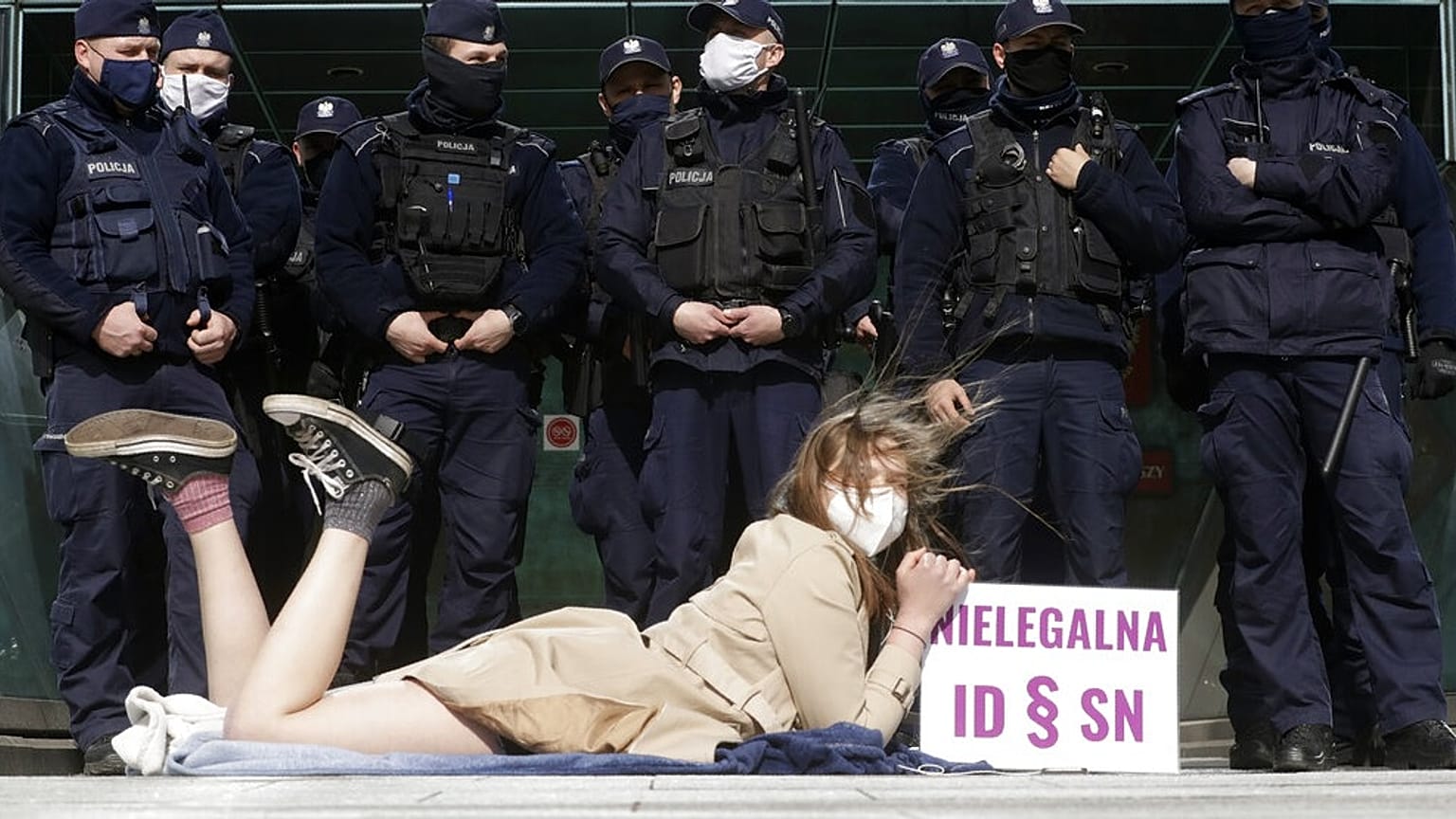 Illegális a lengyel fegyelmi kamarák rendszere, hívja fel a figyelmet egy tüntető a legfelsőbb bíróság előtt