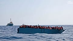 Sea Watch 3 kurtarma gemisini bekleyen göçmenler