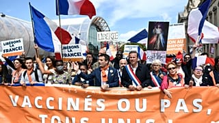 Fransa'da Covid-19 önlemleri protesto edildi