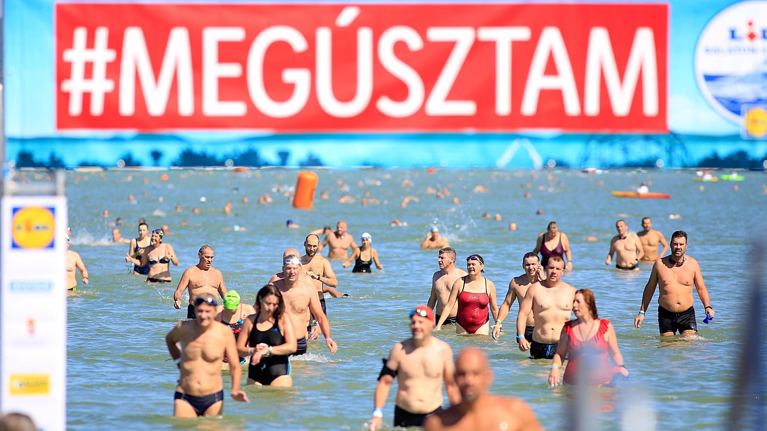 Az átúszás résztvevői a balatonboglári célban