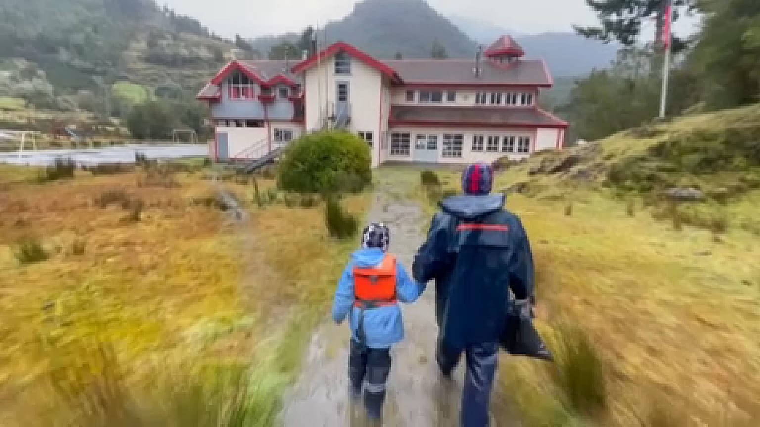 Diego acude a la escuela John F.Kennedy junto a su padre Carlos Guerrero en Sotomó, Chile.