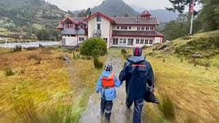 Diego acude a la escuela John F.Kennedy junto a su padre Carlos Guerrero en Sotomó, Chile.