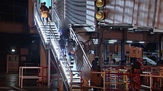 İngiltere'ye varan Afgan tercümanlar ve aileleri