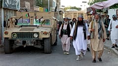 Milicianos leales a Ismail Khan patrullan después de que las fuerzas de seguridad recuperaran el control de partes de la ciudad de Herat