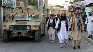 Milicianos leales a Ismail Khan patrullan después de que las fuerzas de seguridad recuperaran el control de partes de la ciudad de Herat