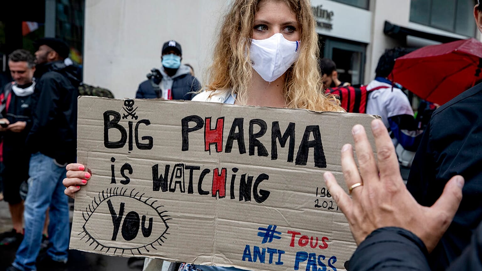 Eine Demonstrantin in Paris, wo sich die meisten Protestierenden versammelten
