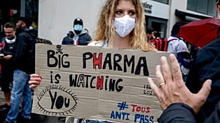 Eine Demonstrantin in Paris, wo sich die meisten Protestierenden versammelten