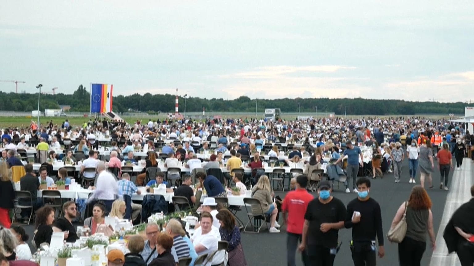 Piknik egy német repülőtér kifutópályáján