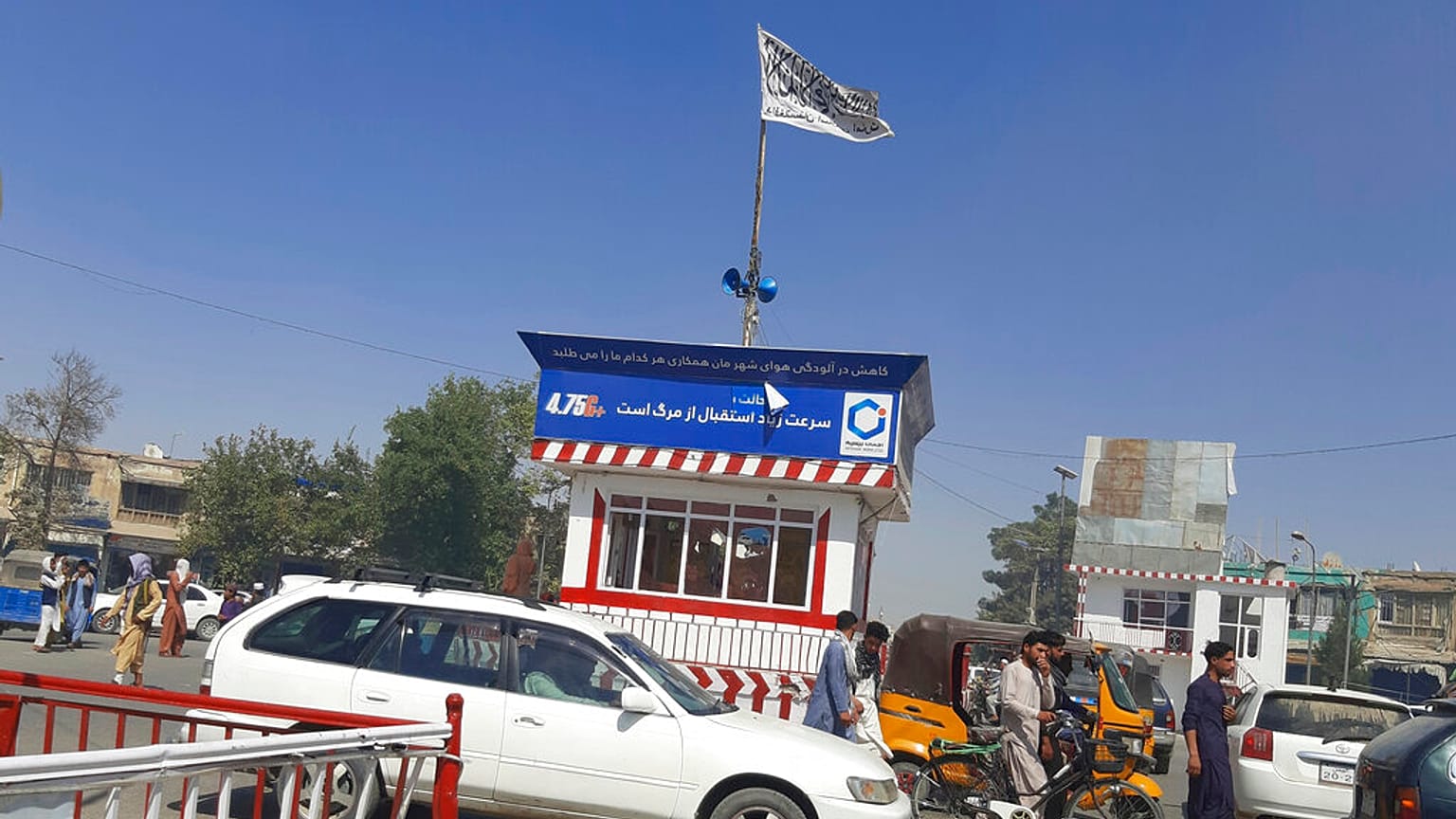 Afganistan'da Kunduz şehrinin ana meydanında Taliban bayrağı asıldı