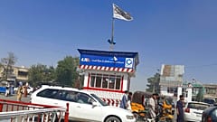 Afganistan'da Kunduz şehrinin ana meydanında Taliban bayrağı asıldı