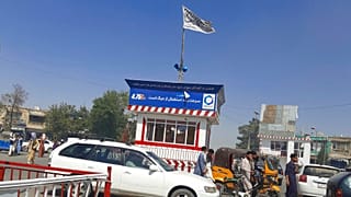 Afganistan'da Kunduz şehrinin ana meydanında Taliban bayrağı asıldı