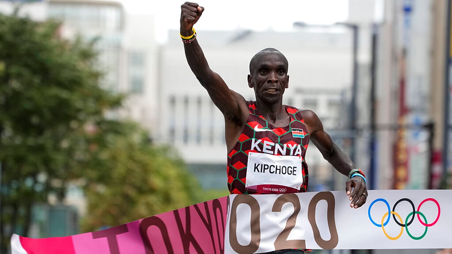 El maratonista keniano Eliud Kipchoge cruza en solitario la línea de meta
