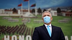 El presidente de Colombia, Iván Duque, asiste al desfile militar para celebrar el Día del Ejército, en la Escuela Militar de Cadetes General José María Córdoba en Bogotá.