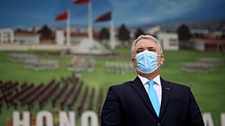 El presidente de Colombia, Iván Duque, asiste al desfile militar para celebrar el Día del Ejército, en la Escuela Militar de Cadetes General José María Córdoba en Bogotá.
