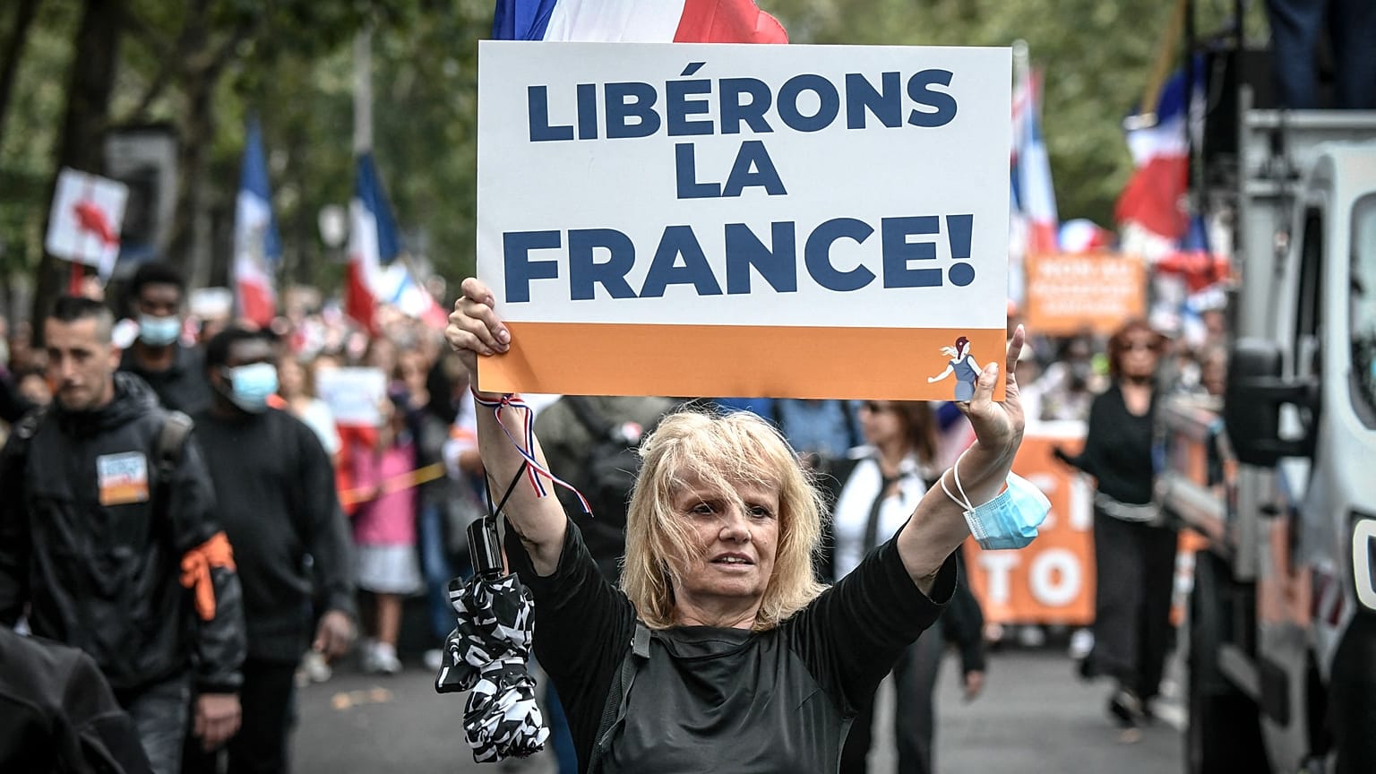 Fransa'da Covid-19 önlemleri protesto edildi