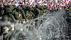 Бойцы белорусских спецслужб у уличных заграждений на фоне акции протеста в Минске 30 августа 2020