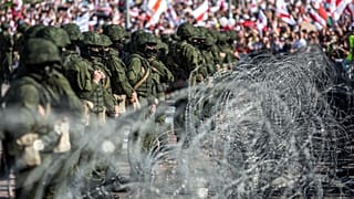 Бойцы белорусских спецслужб у уличных заграждений на фоне акции протеста в Минске 30 августа 2020