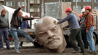 Am 13.11.1991 wird in Berlin die Statue des sowjetischen Regierungschefs Lenin abgebaut
