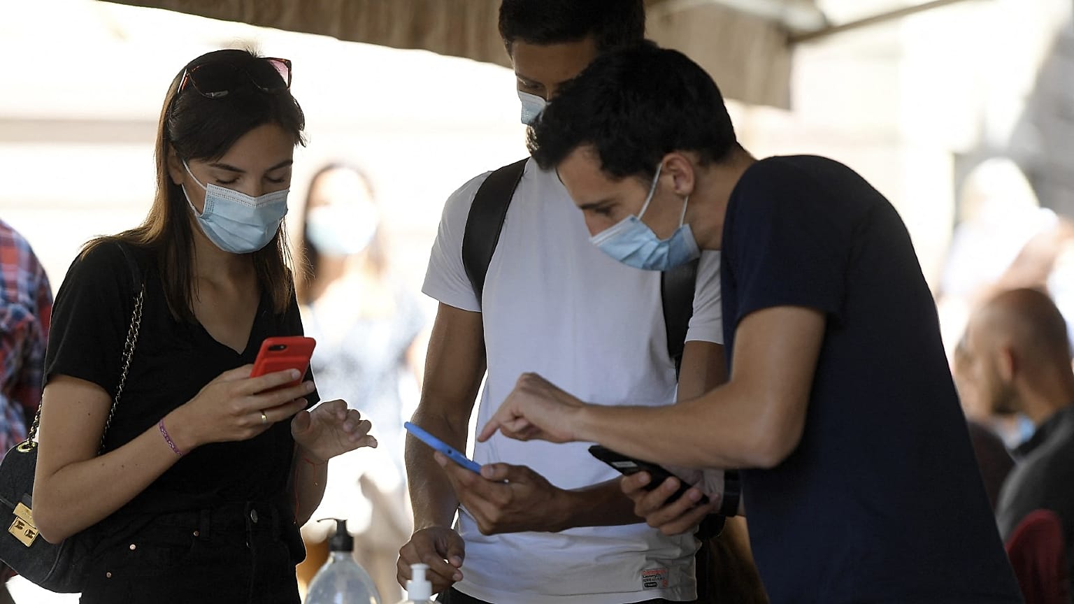 Contrôle de pass sanitaire dans un bar de Strasboug, dans l'est de la France, le 9 août 2021 