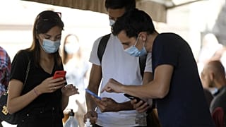 Contrôle de pass sanitaire dans un bar de Strasboug, dans l'est de la France, le 9 août 2021 