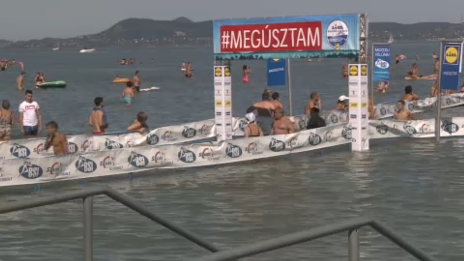 Nuotare nel "mare magiaro": 7mila persone al Balaton cross Swimming