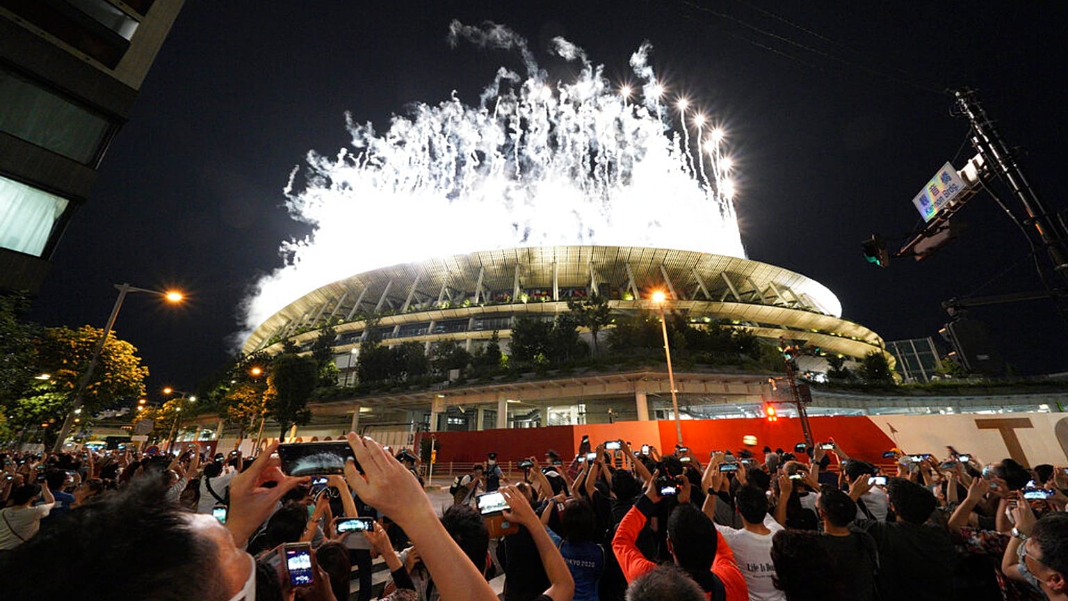 Los tokiotas observan los fuegos artificiales de la ceremonia de clausura de los Juegos Olímpicos