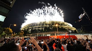 Los tokiotas observan los fuegos artificiales de la ceremonia de clausura de los Juegos Olímpicos