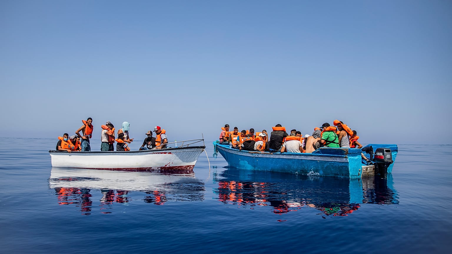 Des migrants probablement tunisiens sont secourus par l'association Open Arms au large de l'île italienne de Lampedusa, le 29 juillet 2021