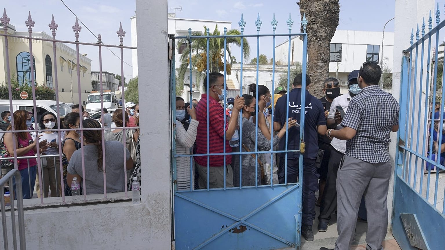 Schlange vor Impfzentrum nahe Tunis